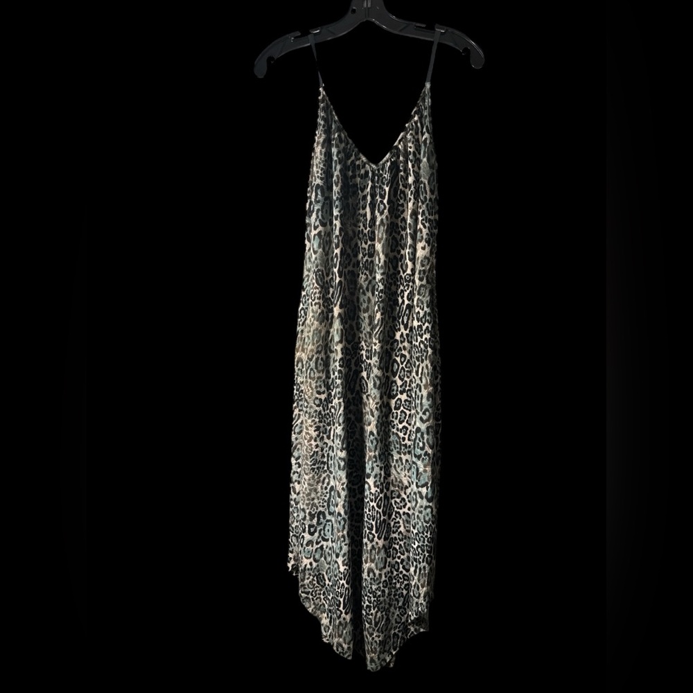 Beautiful dress size medium perfect for different occasion